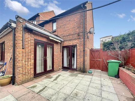 4 bedroom end of terrace house to rent - Photo 2
