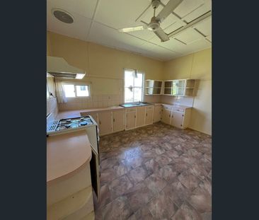 Comfortable 3 Bedroom Home in Kepnock! - Photo 4