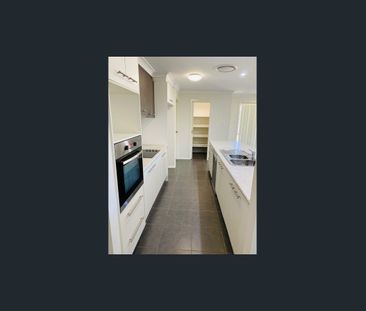 Modern Family Home - Photo 3