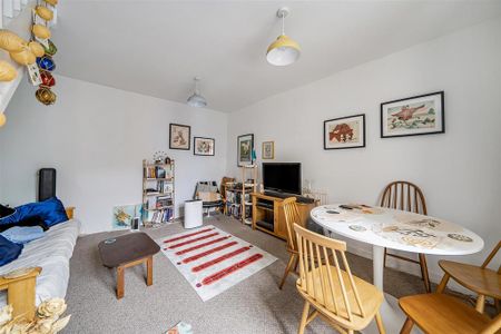 2 bedroom end of terrace house to rent - Photo 3