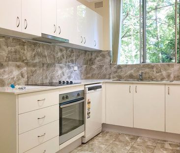 SPACIOUS TWO-BEDROOM APARTMENT IN A PRIME CROWS NEST LOCATION - Photo 4