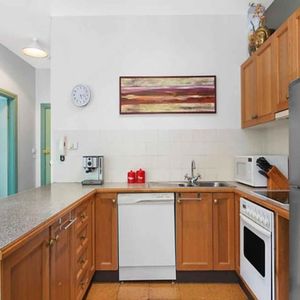 SPACIOUS 1 BEDROOM APARTMENT WITH SECURE PARKING - Photo 2