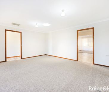 Charming 4-Bedroom Cottage in the Heart of Tamworth - Photo 2