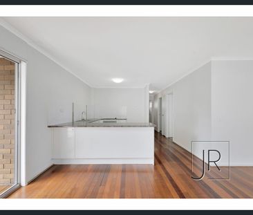 Thoughtfully renovated first floor apartment on Chevron Island - Photo 3