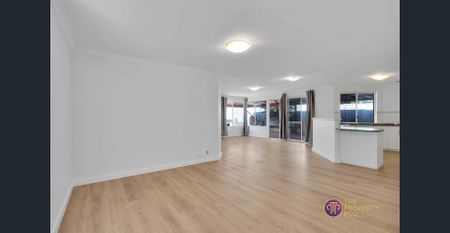 Stunning Family Home in Port Kennedy! - Photo 3