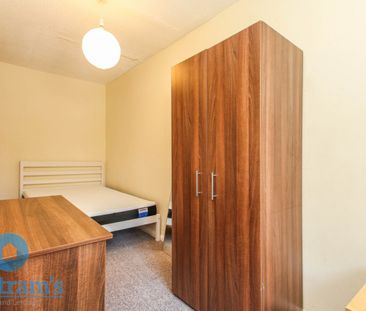 References Pending - 4 bed Mid Terraced House - Photo 5