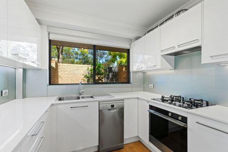 Airy Renovated Three Bedroom Townhouse with Courtyard - Photo 5