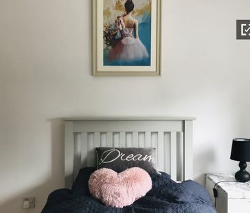 Cosy room in 5-bedroom house in Sandyford, Dublin - Photo 4