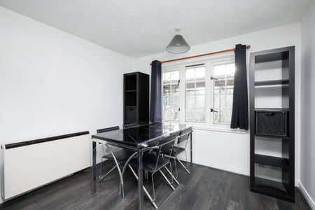 Charming two bedroom apartment with off-street parking near Wimbledon Common. - Photo 4