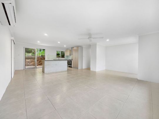 Charming Home in Palmwoods with Solar & Lawn Maintenance Included&excl; - Photo 1