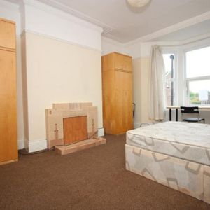 3 bedroom flat to rent - Photo 2