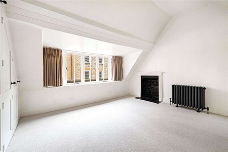 A beautifully restored townhouse offering contemporary living in the heart of Soho. - Photo 2