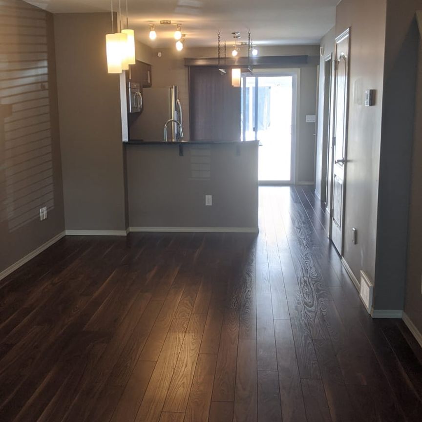 Beautiful Townhouse Available in Clearview Ridge. - Photo 1