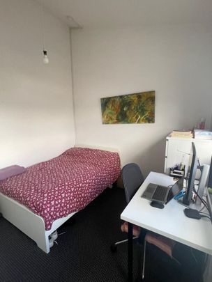 Room in a Shared House, Burnley Road, NW10 - Photo 1