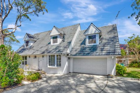 Spacious Family Home - Pool Maintenance Included - Photo 2