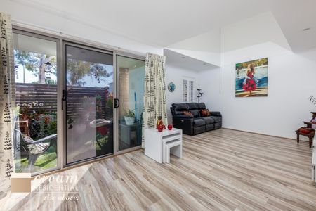 2/102 Eggleston Crescent, Chifley ACT 2606 - Townhouse For Rent | Domain - Photo 2