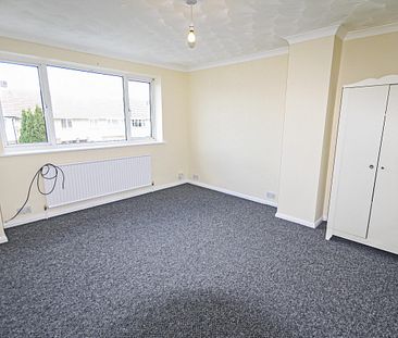 Three-Bedrooms Terraced House - Photo 2