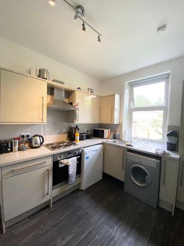 3 bedroom flat to rent - Photo 5