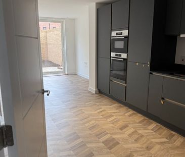 3 Bed Terraced House, Arthur Drummond Avenue, SE18 - Photo 4