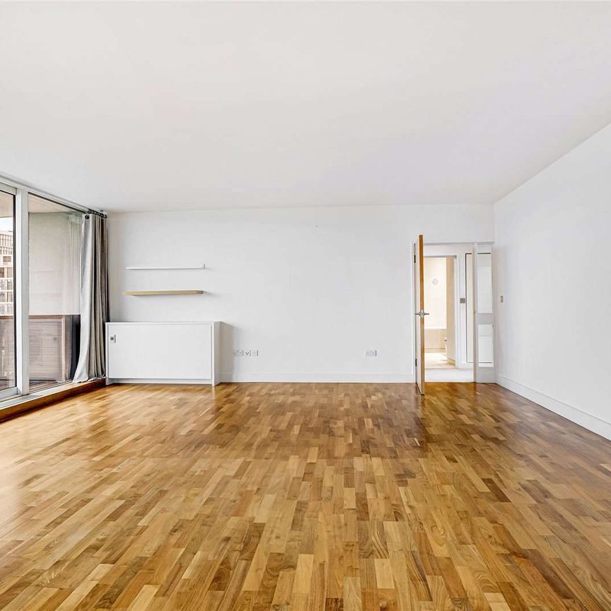 Beautiful 2 bedroom apartment of over 1,000 sq ft with a stunning view from the 7th floor of this highly desirable development. Balcony, garaged parking, additional storage & 24/7 concierge - Photo 1