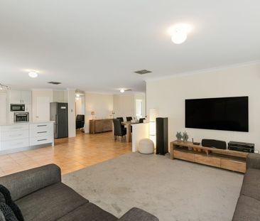 Well kept family home with a pool - Photo 1