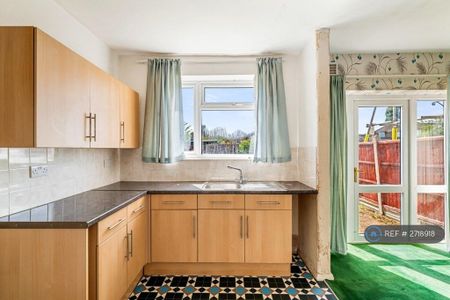 3 bedroom semi-detached house to rent - Photo 2