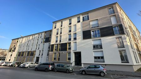 Location appartement T4 83.00m² à Reims (51100) Loyer CC * : 468.48 € Réf : ER.05758 - Photo 5