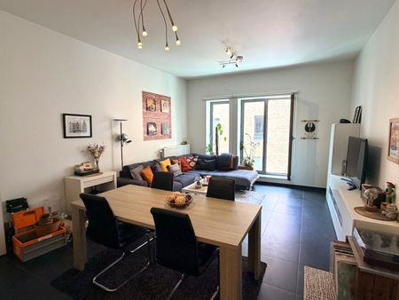 Centraal gelegen bemeubeld appartement MET autostaanplaats - foto 2