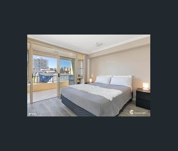 Contemporary sun filled apartment, two blocks from the beach - Photo 4