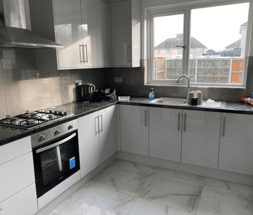 Home Gardens, Dagenham, RM10 - Photo 5