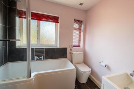 3 bedroom semi-detached house to rent - Photo 5