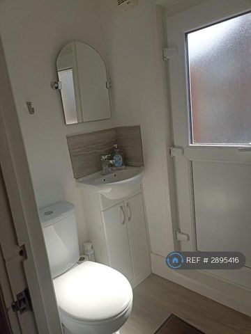 3 bedroom maisonette to rent - Photo 4