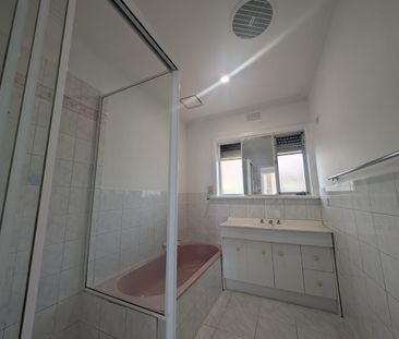 Three bedroom living with large garage - Photo 6