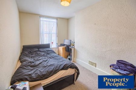 18 Fitzroy Avenue, Belfast, BT7 1HW - Photo 3