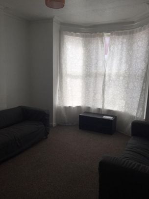 6 bedroom semi-detached house to rent - Photo 1