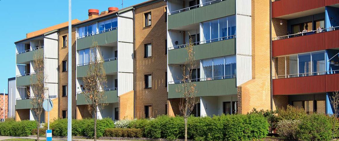 I hyran ingår varmhyra, vilket omfattar uppvärmning och varmvatten. Även ett grundutbud av tv-kanaler samt sophantering ingår. Endast hushållsel tillkommer. Fiber finns indraget i lägenheten. Rökfritt boende gäller för alla kontrakt tecknade från och med 2025-01-01, inklusive gemensamma utrymmen. - Foto 1