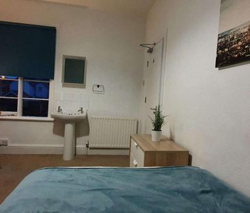 1 bedroom in a house share to rent - Photo 4