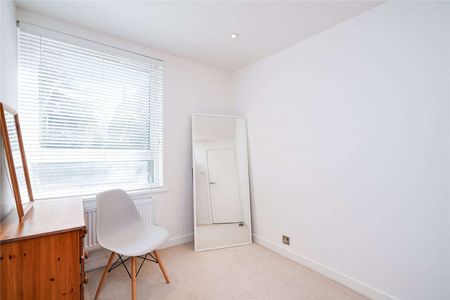 A fabulously furnished two bedroom apartment located on the ground floor of a purpose built block - Photo 4