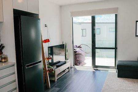 Modern Townhouse, 2 Bedroom + Study with Garage - Photo 5