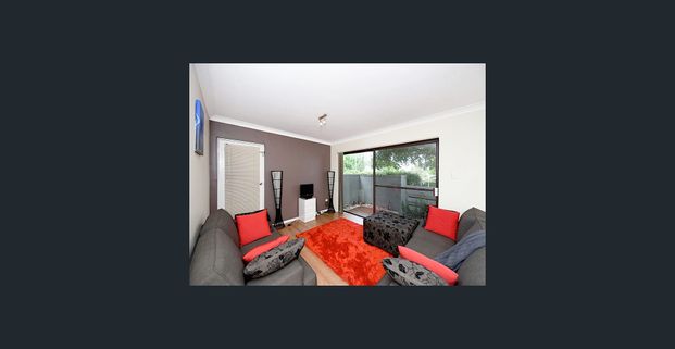 Charming 2-Bedroom Ground Floor Unit with Private Courtyard - Photo 1