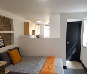 Flat 8 The Rayner Building – Studio - Photo 2