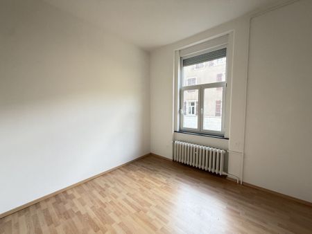 A bright living room - Photo 2