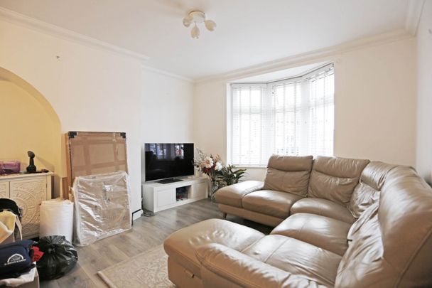 Price £2,100 pcm - Available 01/12/2025 - Part Furnished - Photo 1