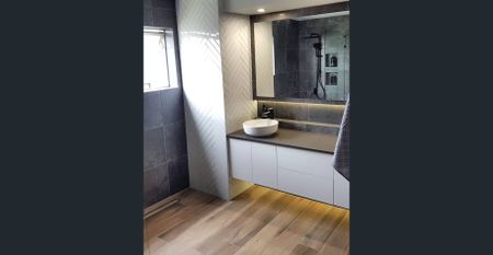 Large Modern Renovated Unit - Photo 5