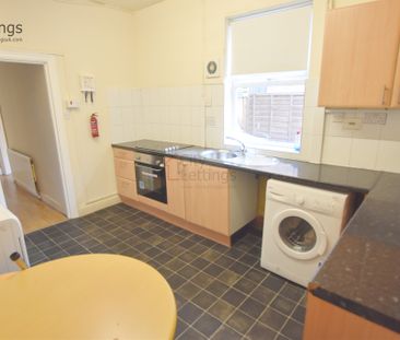 4 Bedroom Mid Terraced House - Photo 4