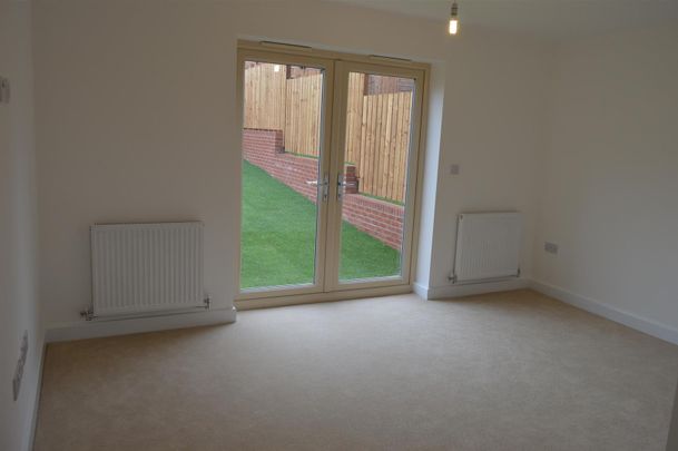 Sundew Avenue, Featherstone - Photo 1