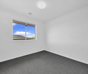 32 Petal Crescent, Wallan - Photo 2