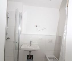 ++2-Zimmer- Wohnung im frisch modernisierten Mehrfamilienhaus++ - Photo 1