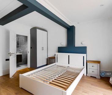 5 bedroom detached house to rent - Photo 2