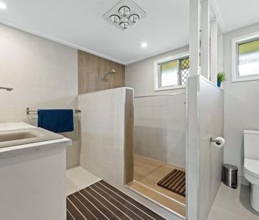 Modern, family Home in Centenary Heights! - Photo 6